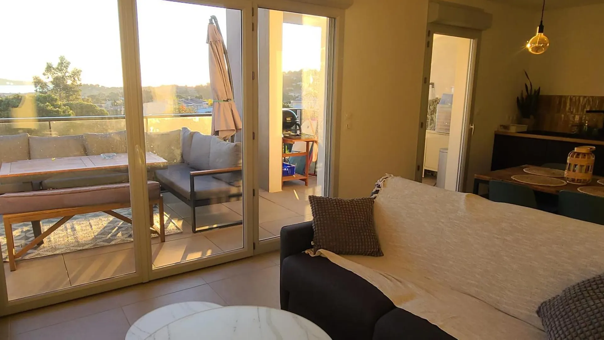 Lägenhet Appartement Climatise T3 Vue Mer De 63 M2 - 2 Chambres Et Belle Terrasse De 23 M2 Cavalaire-sur-Mer Frankrike